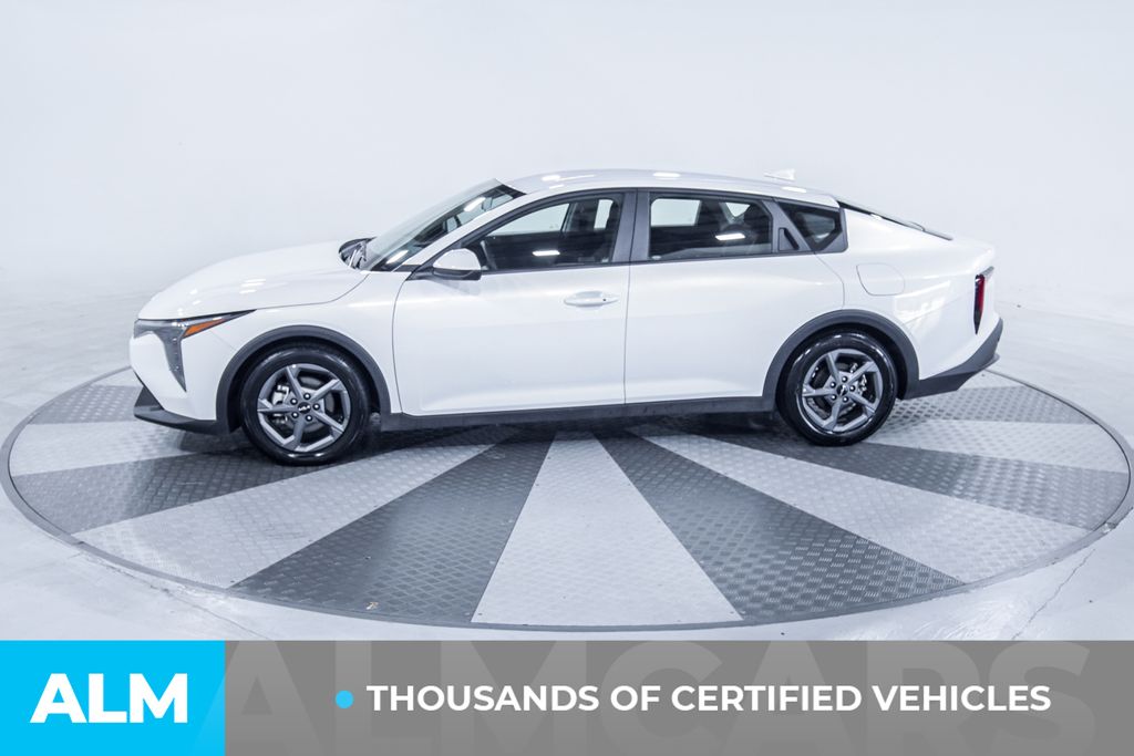 Used 2025 White Kia LXS image 4