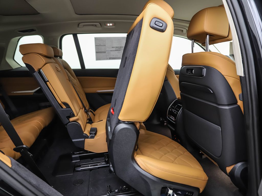 Thumbnail: 2026 BMW X7 - 32