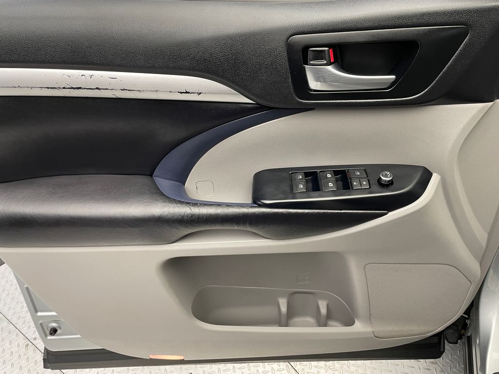 Thumbnail: 2019 Toyota Highlander - 9