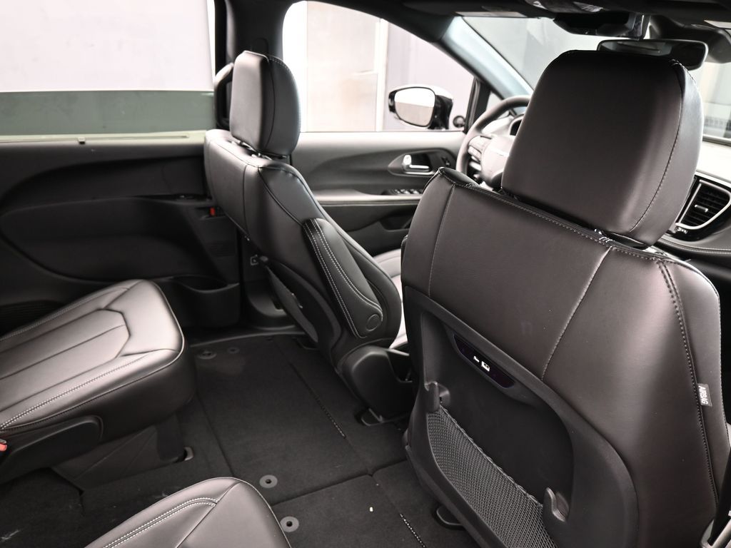 New 2026 Diamond Black Crystal Pearlcoat Chrysler Select image 40