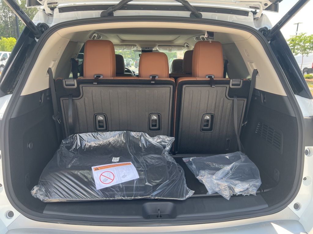 2025 Everest White Pearl Tricoat Nissan Pathfinder Platinum 4X4 SUV