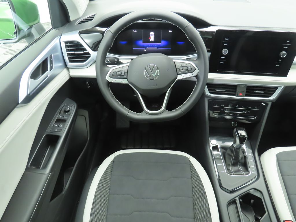 2025 Volkswagen Taos SE 11