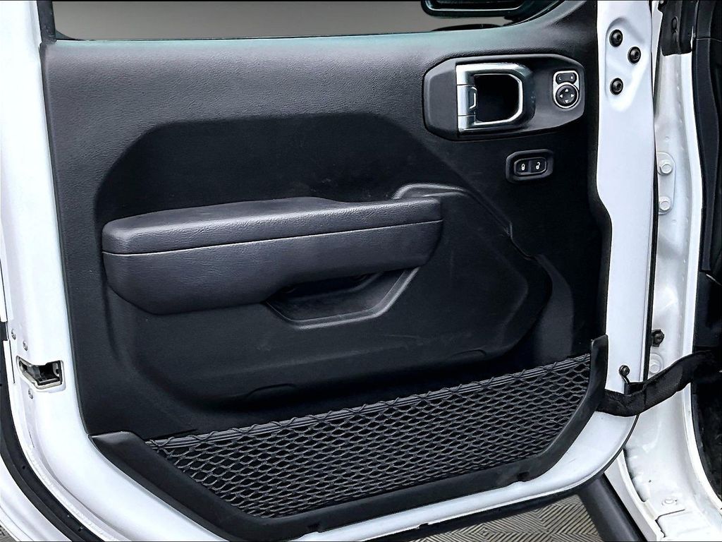 2023 Jeep Wrangler — photo 9
