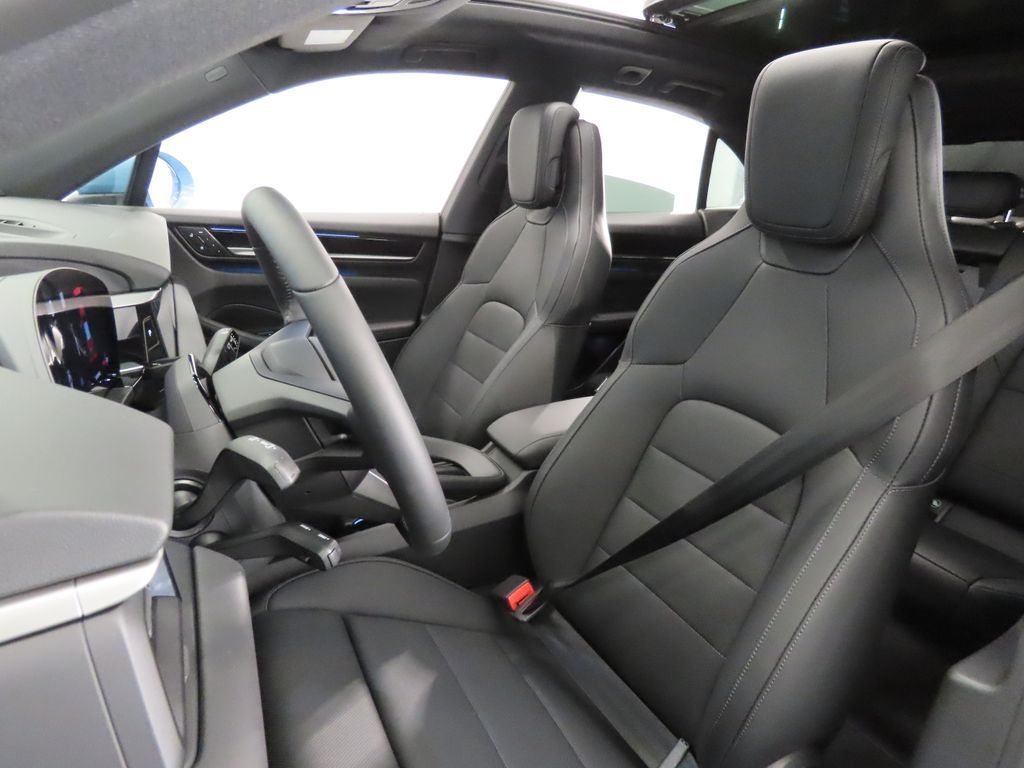 Thumbnail: 2026 Porsche Macan - 5