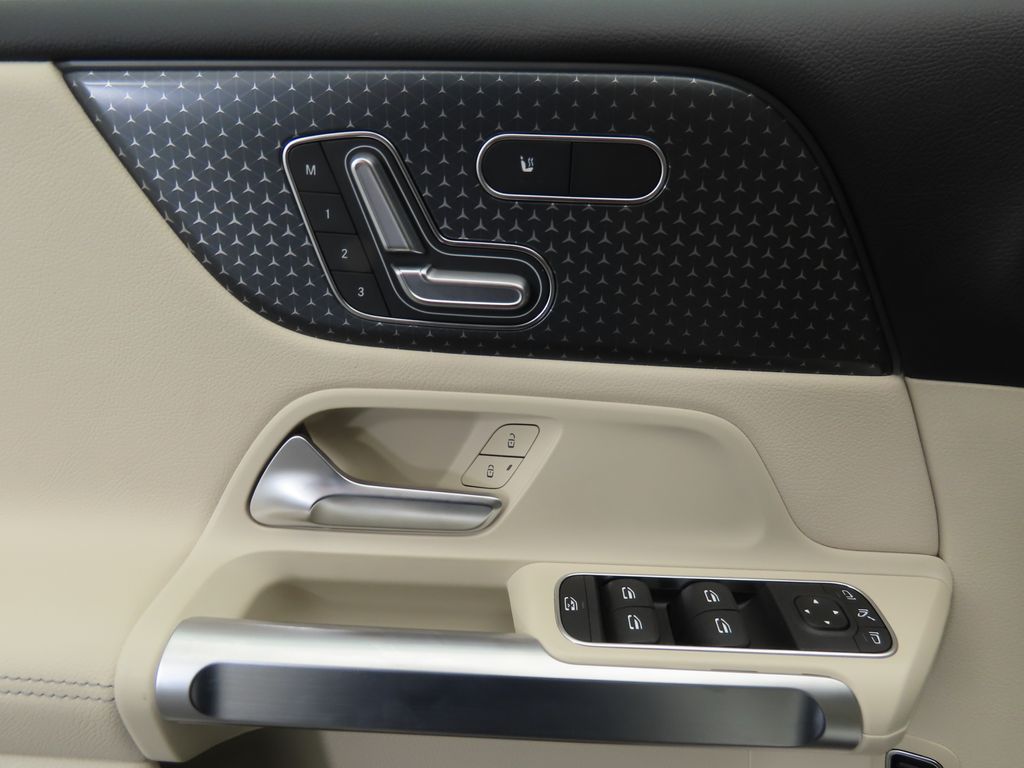 2025 Mercedes-Benz GLB 250 23