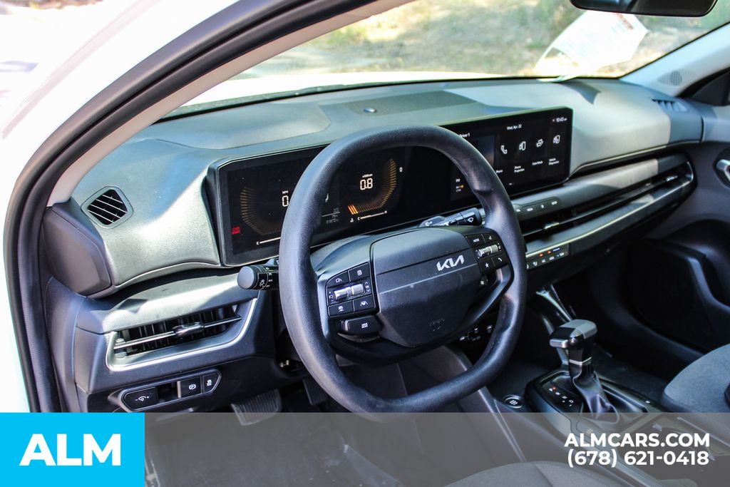 Used 2025 White Kia LXS image 31