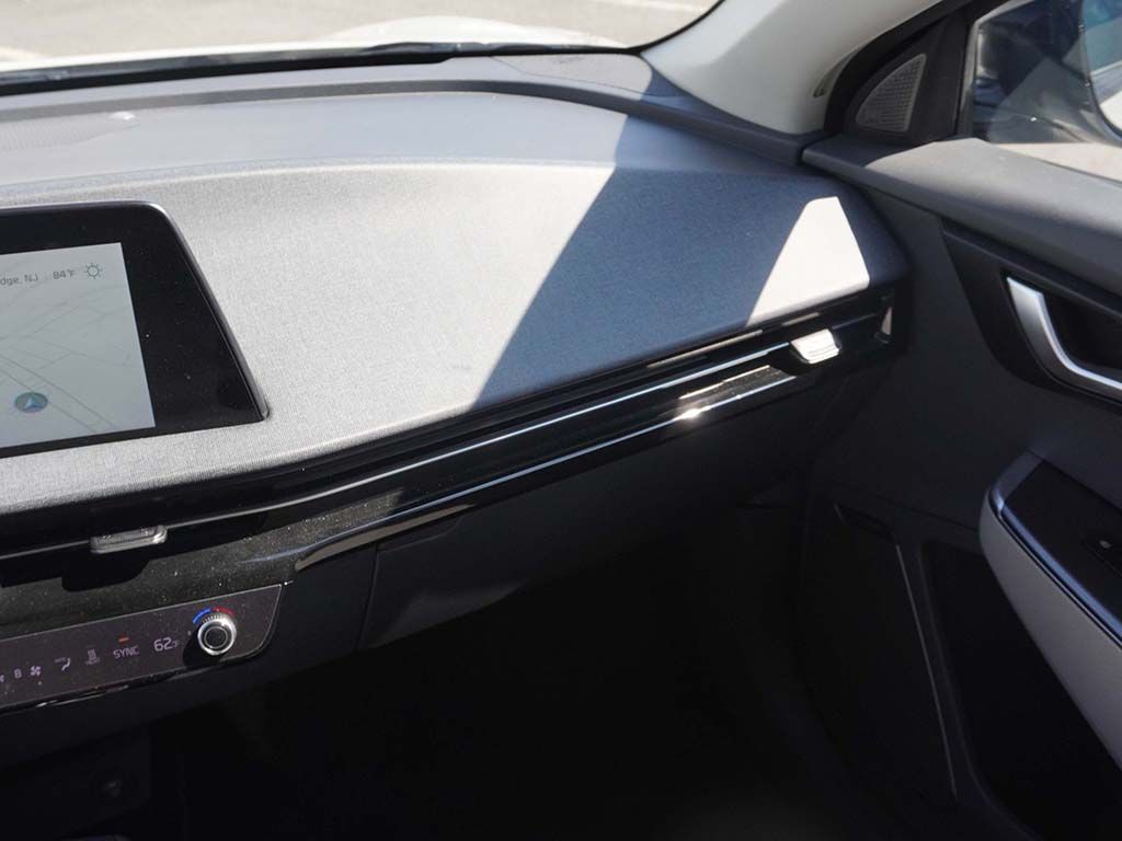 Used 2024 White Kia Wind image 35