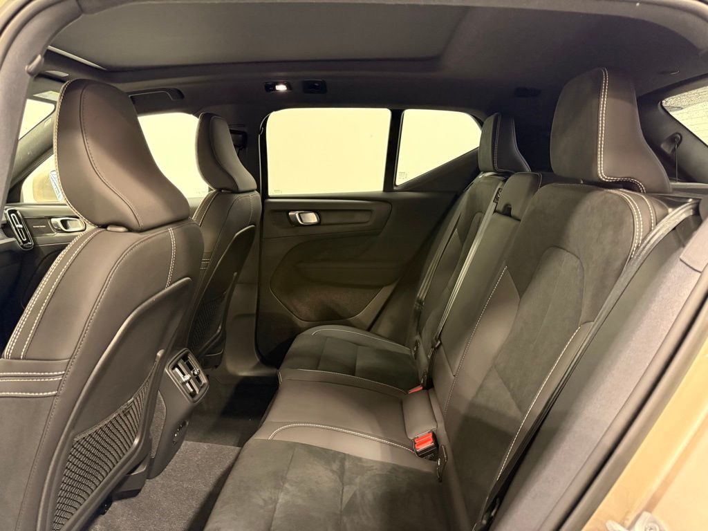 Thumbnail: 2024 Volvo XC40 - 11