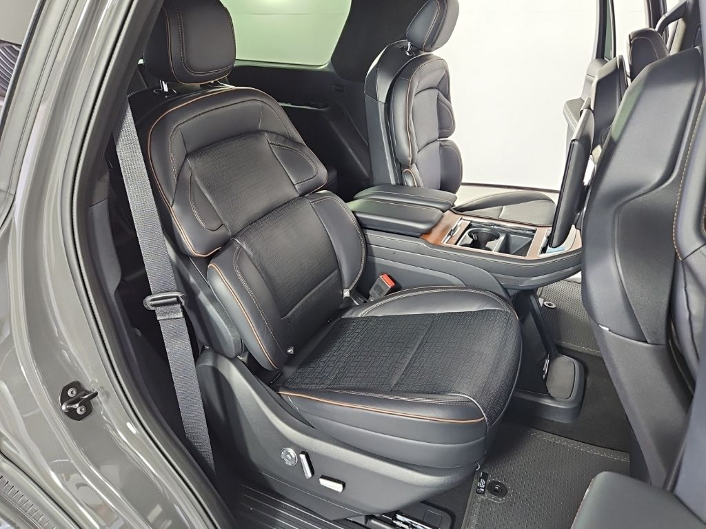 Thumbnail: 2025 Lincoln Navigator - 21