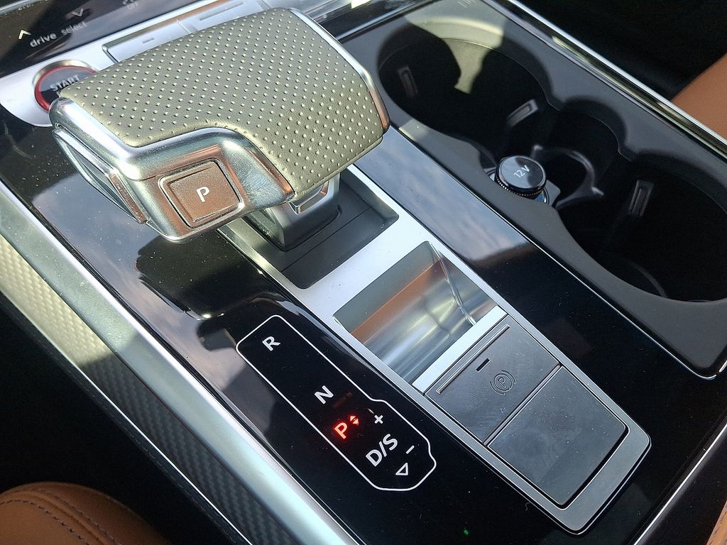 Thumbnail: 2025 Audi RS Q8 - 15