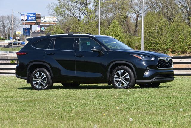 Midnight Black Metallic 2022 Toyota Highlander Hybrid XLE AWD SUV / Crossover All-Wheel Drive Continuously Variable Transmission