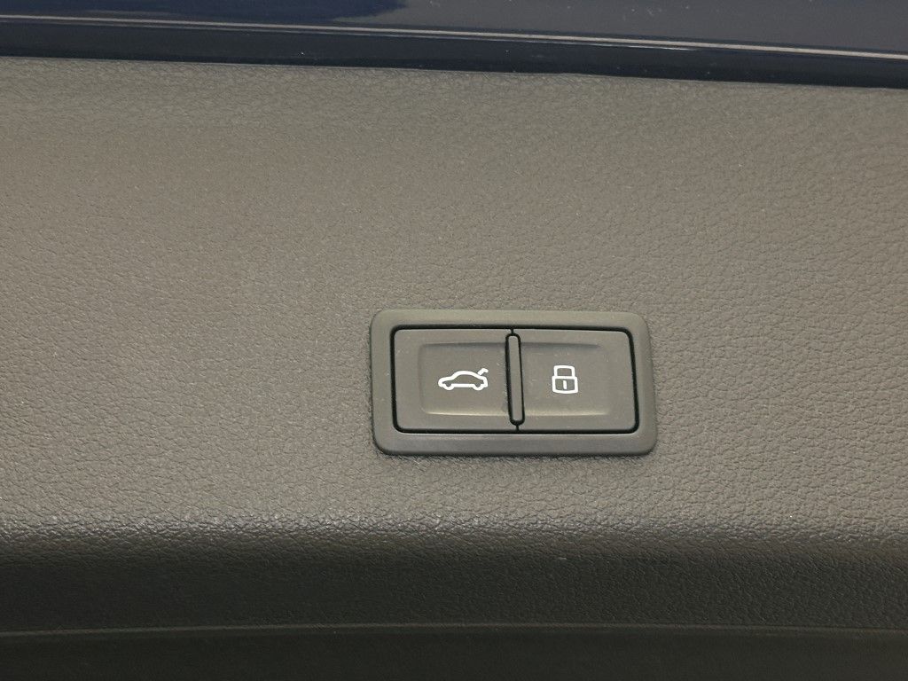 Thumbnail: 2023 Audi e-tron - 10