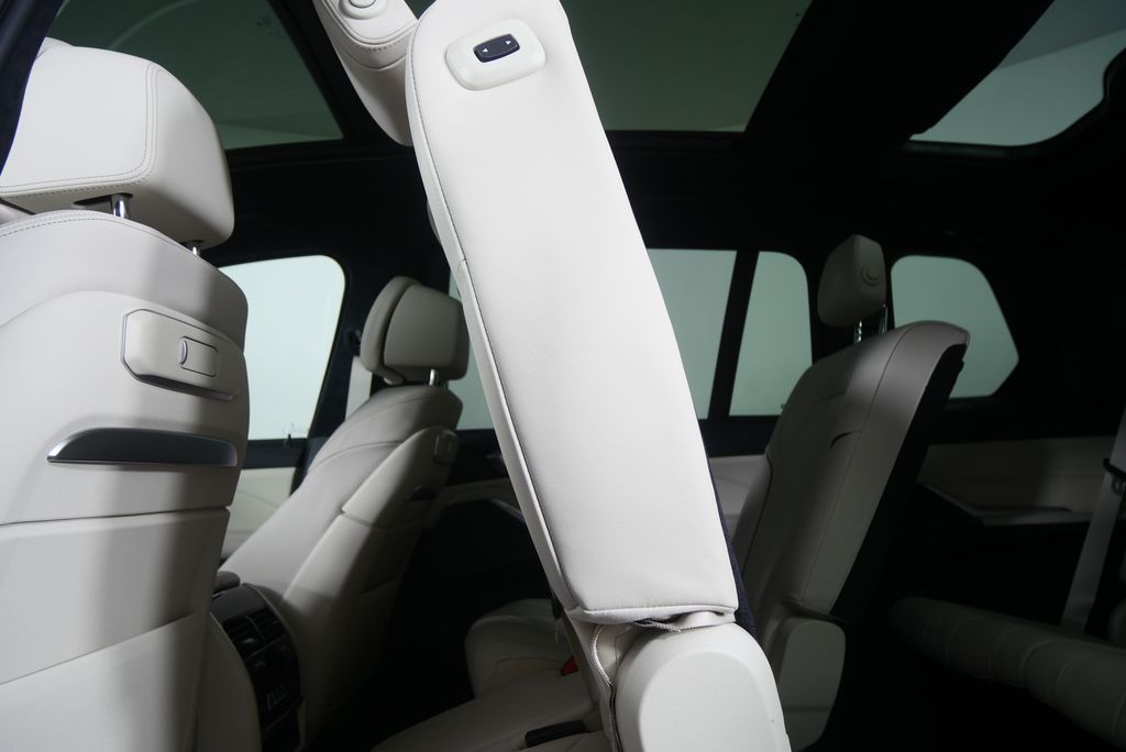 Thumbnail: 2026 BMW X7 - 17