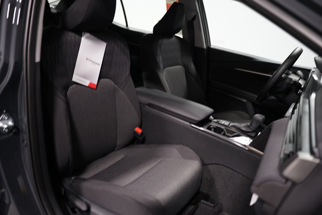 2025 Toyota Camry LE 28