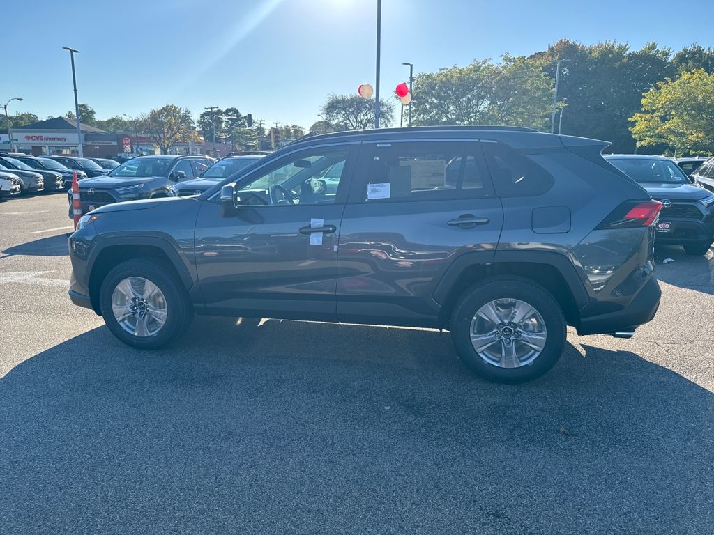 2025 Toyota RAV4 XLE photo 4