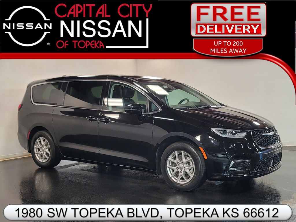 2024 Chrysler Pacifica Touring L's photo