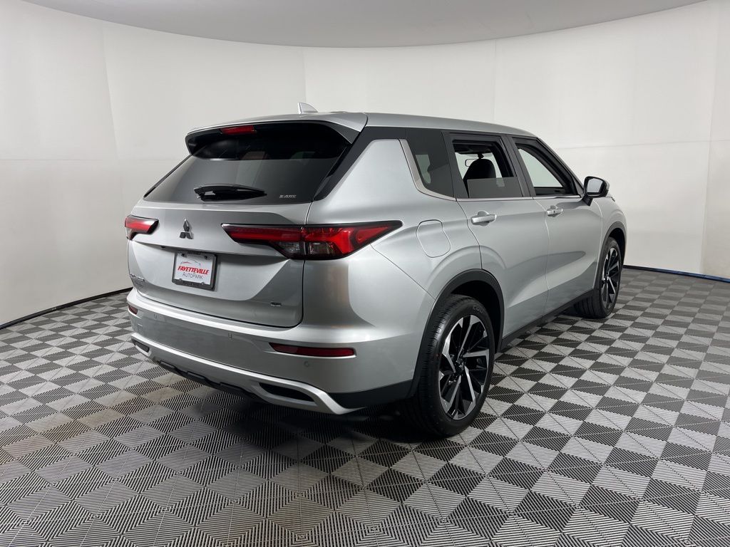 Thumbnail: 2024 Mitsubishi Outlander - 14