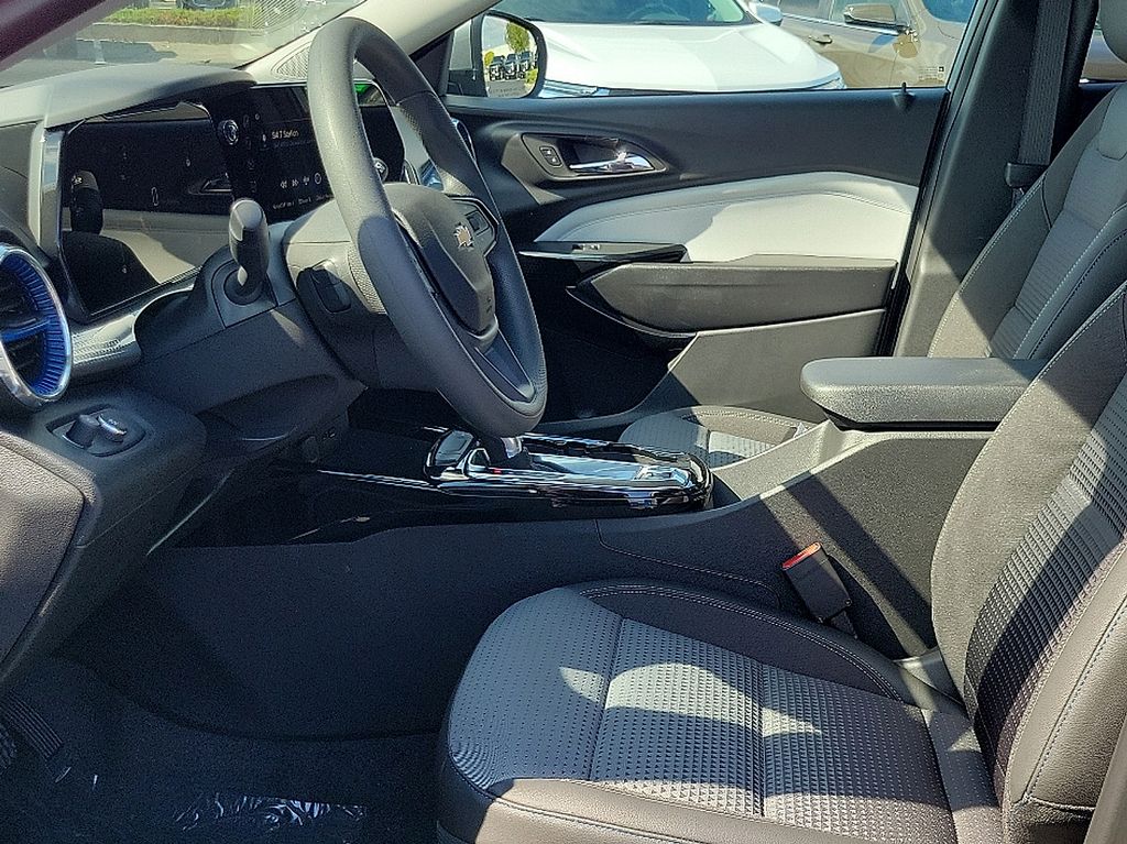2025 Chevrolet Trax LT 9