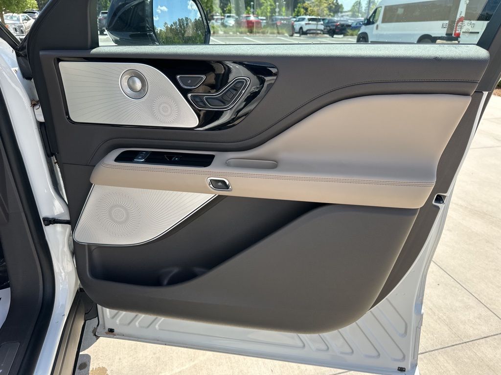 2021 Pristine White Lincoln Aviator Reserve AWD SUV