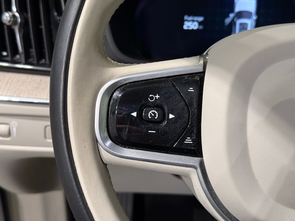 Thumbnail: 2022 Volvo XC60 - 25