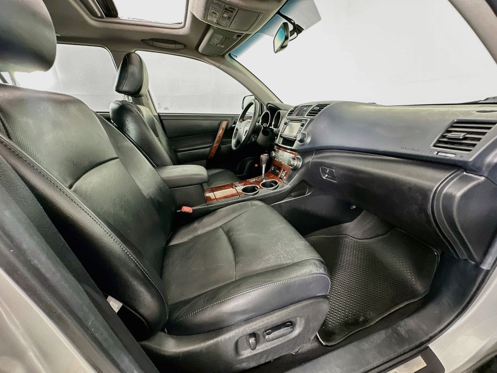 Thumbnail: 2013 Toyota Highlander - 30
