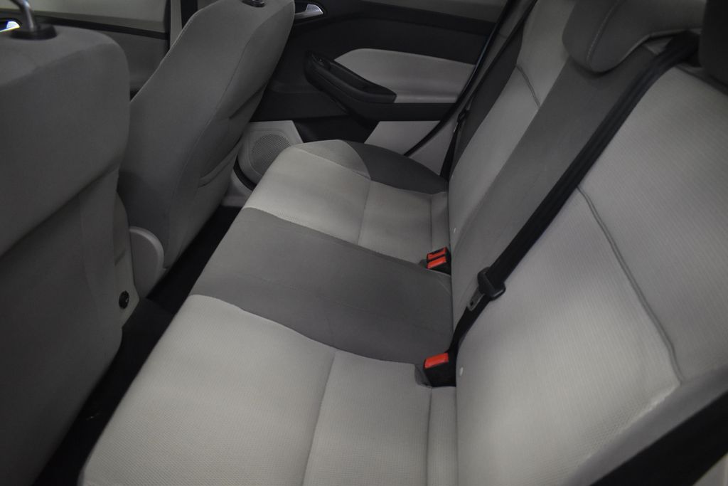 2012 Ford Focus SE 28