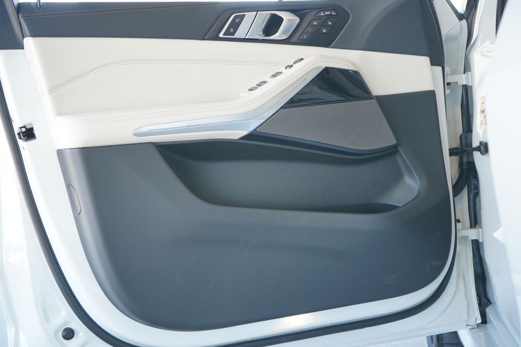 Thumbnail: 2026 BMW X7 - 10