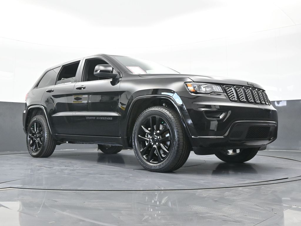 Used 2021 Diamond Black Crystal Pearlcoat Jeep Laredo X image 57
