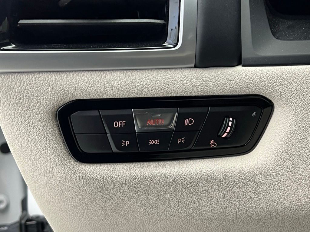 Thumbnail: 2025 BMW 8 Series - 24