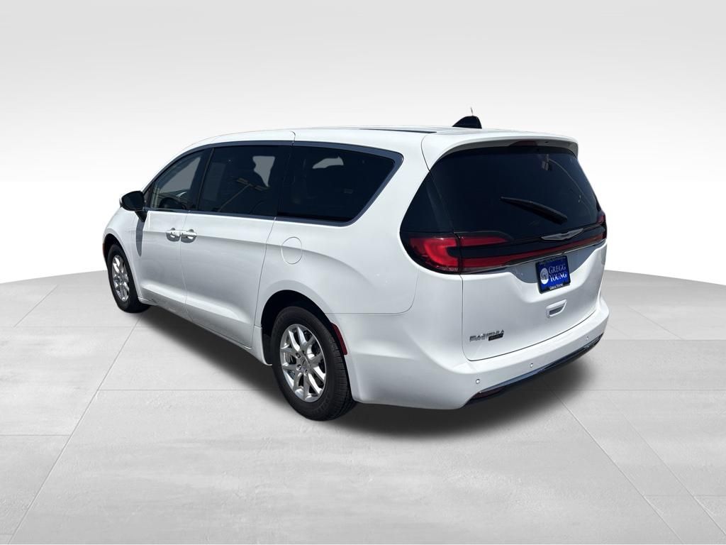 Used 2023 Chrysler Pacifica Van