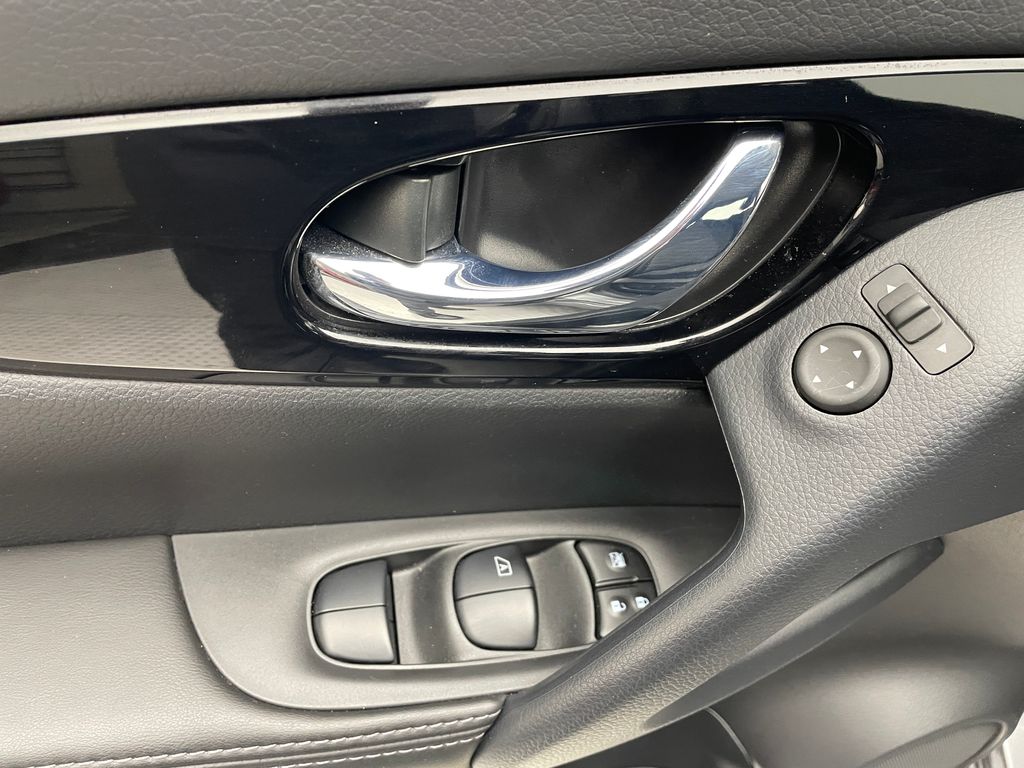 Thumbnail: 2022 Nissan Rogue Sport - 10