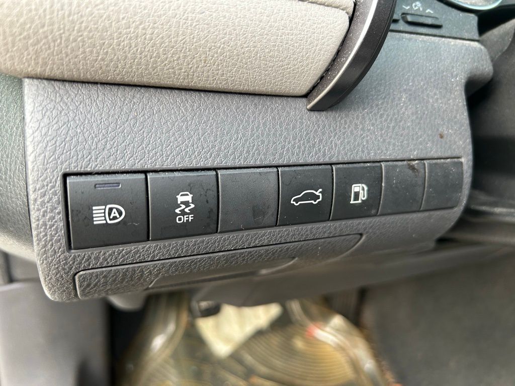Thumbnail: 2018 Toyota Camry - 17