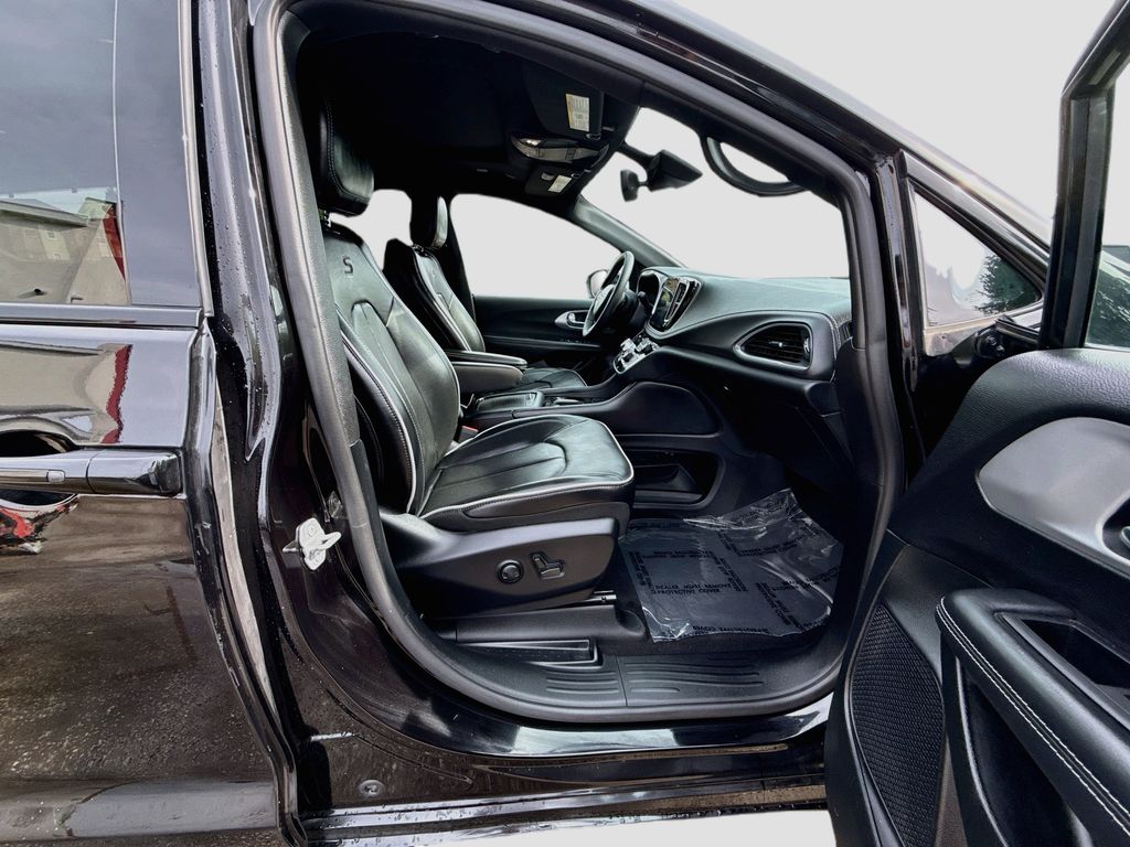 2025 Chrysler Pacifica Limited Black at Toyota of Victoria