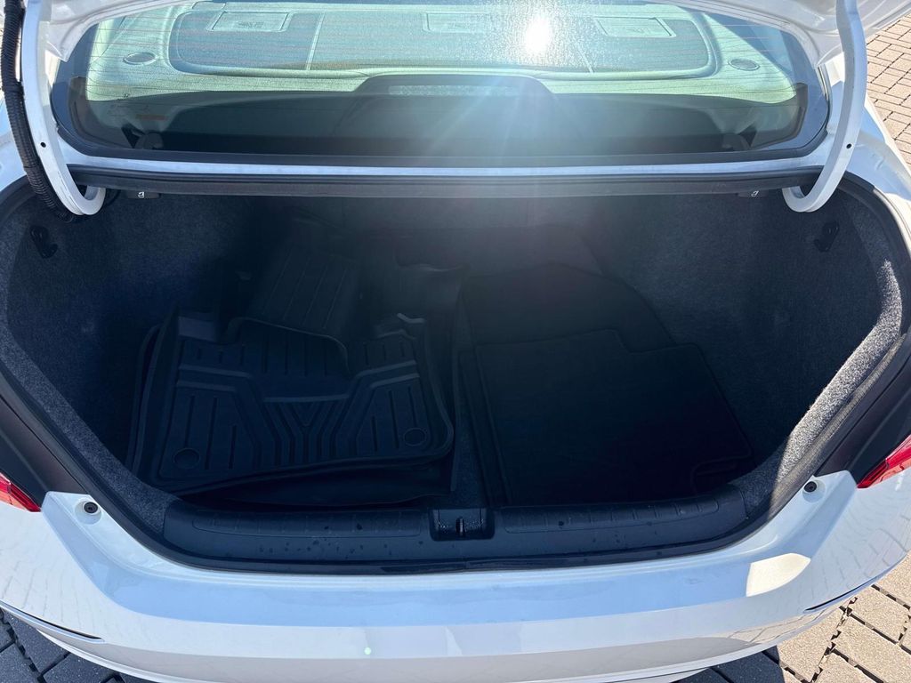 Used 2018 White Honda EX-L image 24