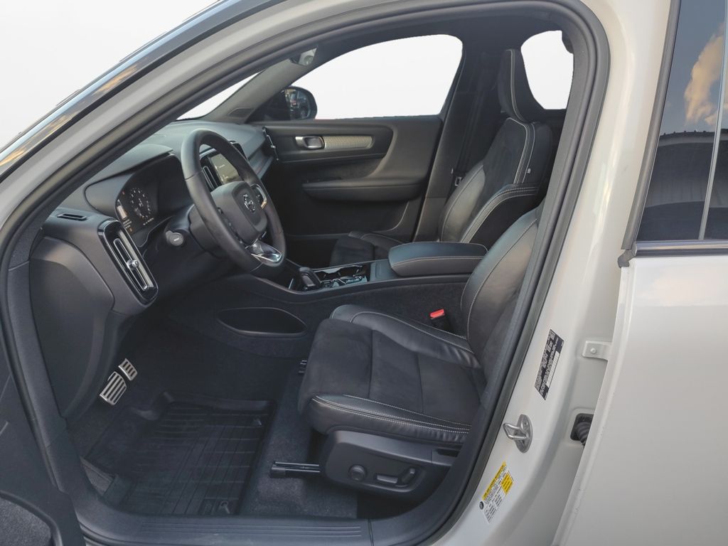 Used Car 2022 Volvo Xc40  R-design For Sale Under $30,000 In Austin, Texas