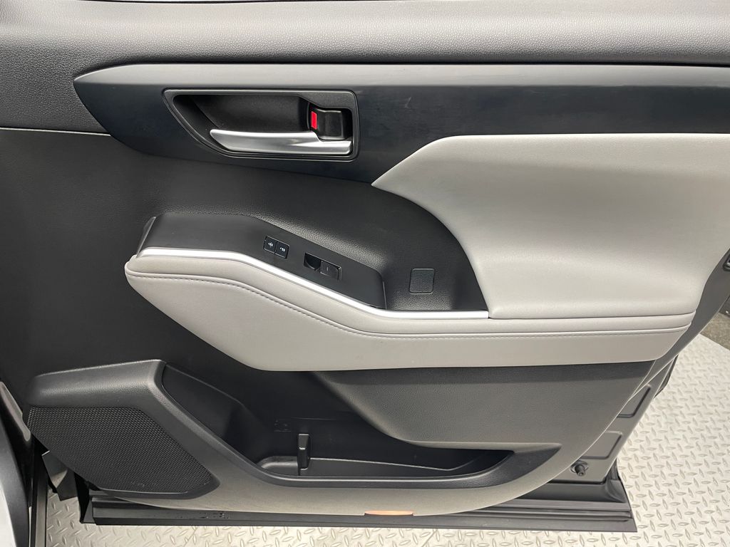 Thumbnail: 2023 Toyota Highlander - 15