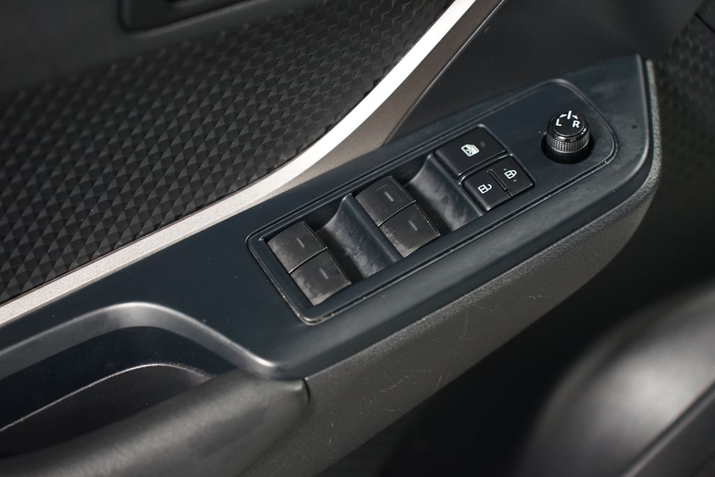 2021 Toyota C-HR LE 27