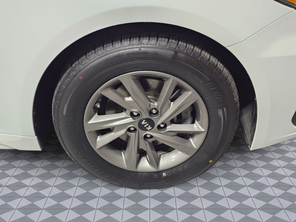 Used 2020 White Kia LX image 12