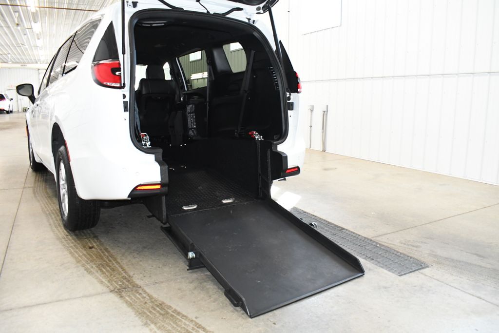 Used 2026 White Chrysler Select image 9