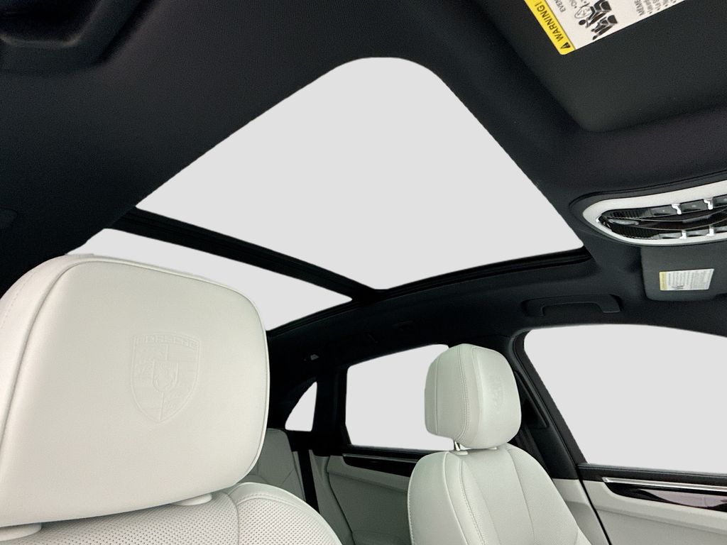 Thumbnail: 2026 Porsche Macan - 20