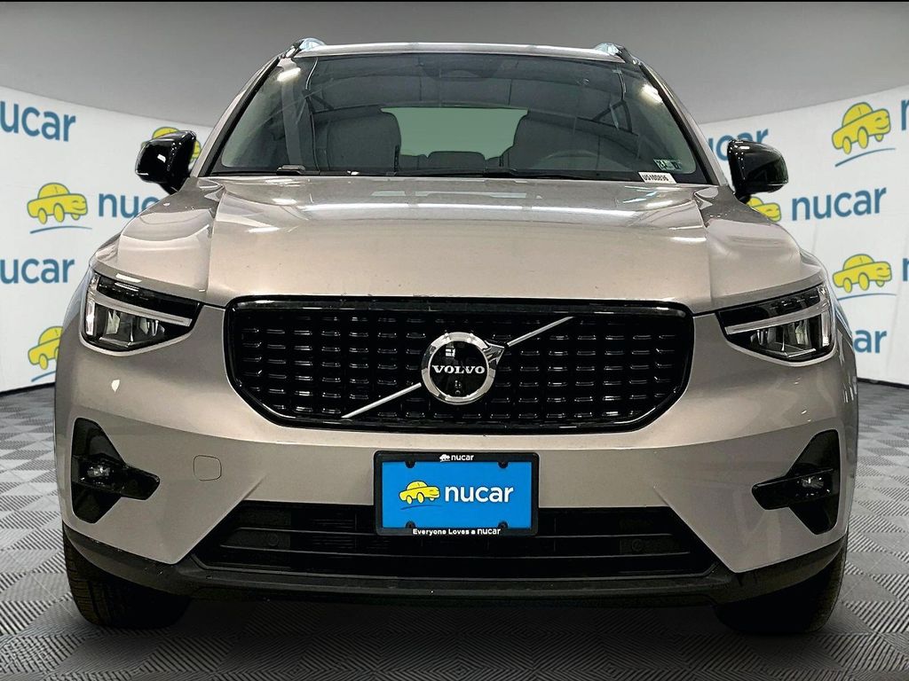 2025 Volvo XC40 — photo 2