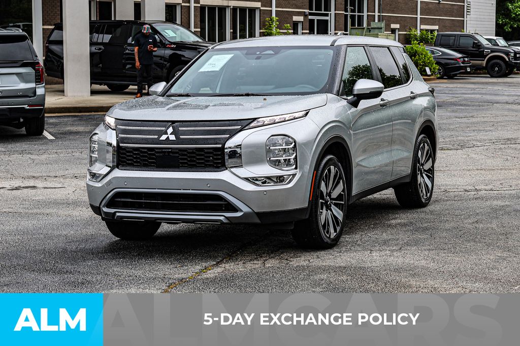 Used 2025 Silver Mitsubishi SE image 4