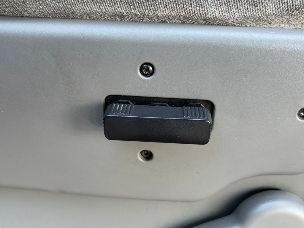 Thumbnail: 2004 Chevrolet Tahoe - 21