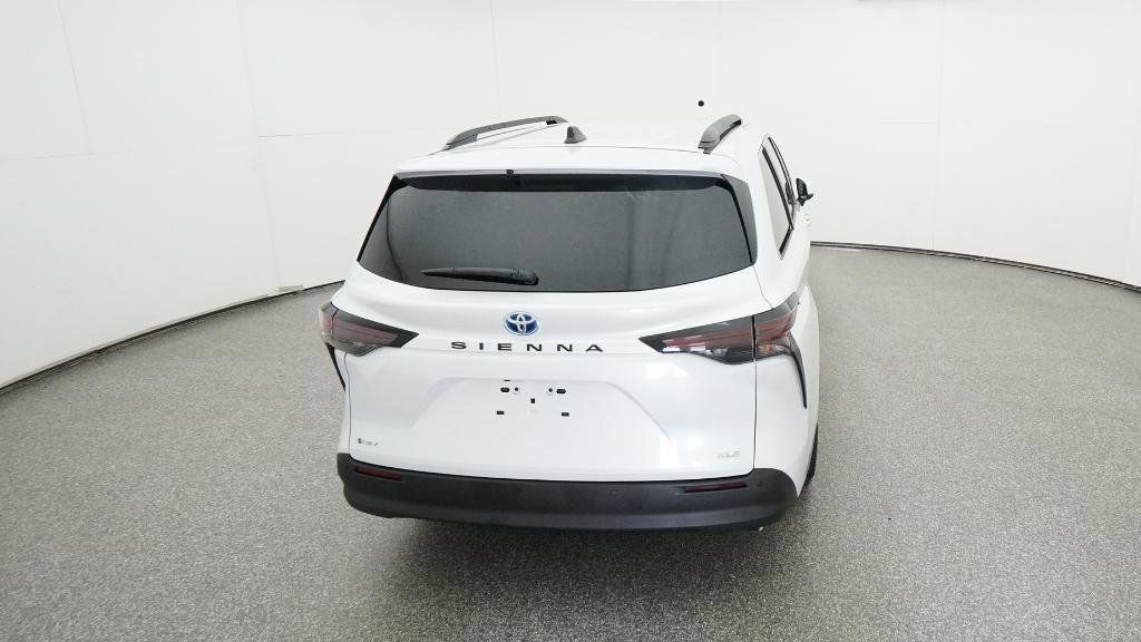 Thumbnail: 2025 Toyota Sienna - 2