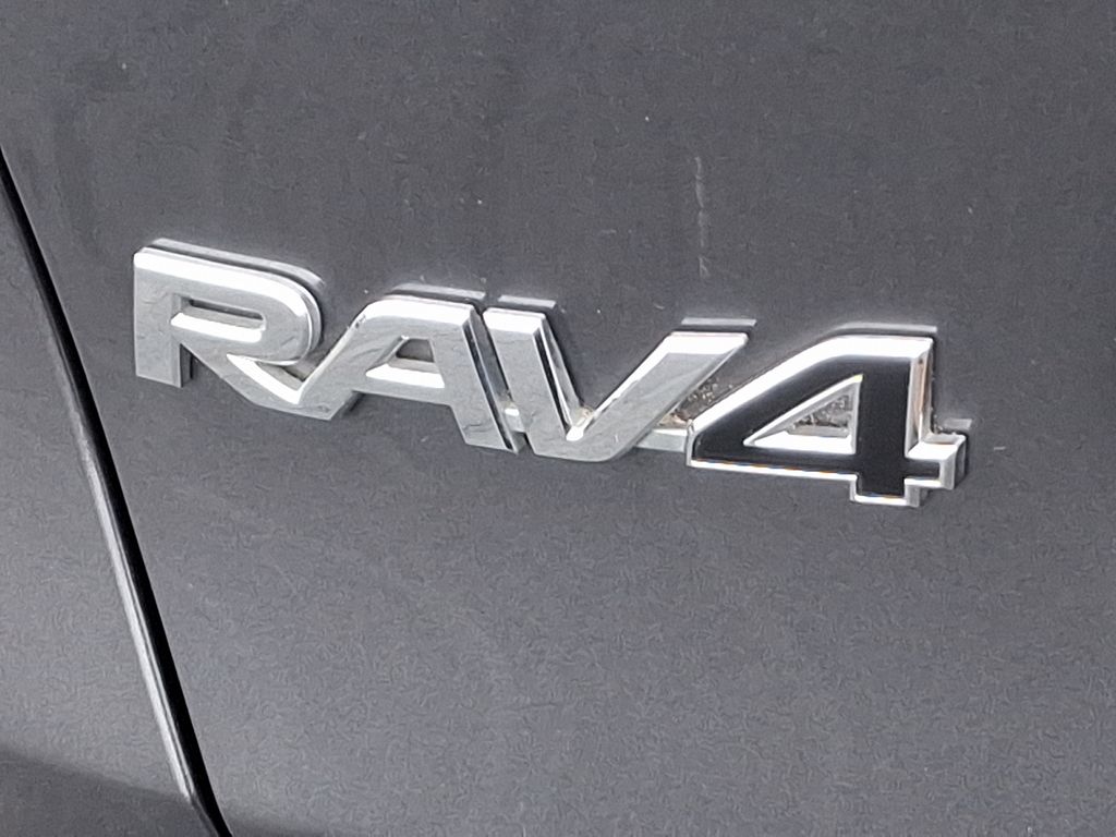 2021 Toyota RAV4 LE 27