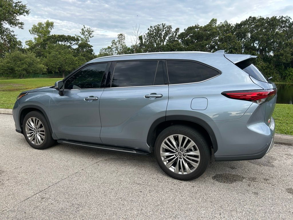 Thumbnail: 2022 Toyota Highlander - 3