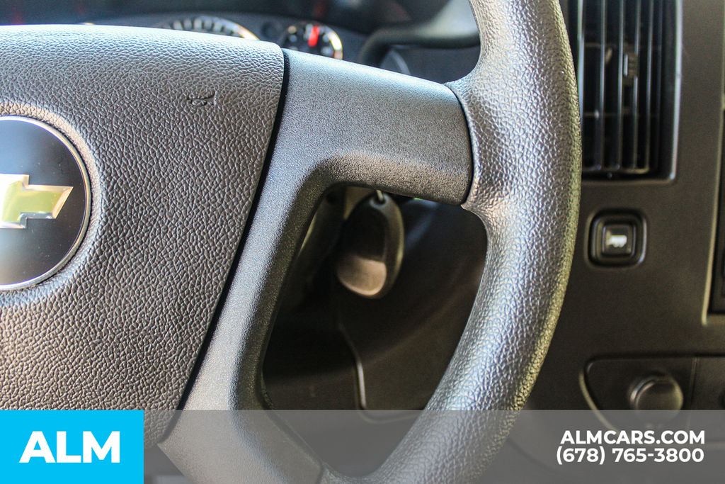 Used 2025 White Chevrolet LT image 25