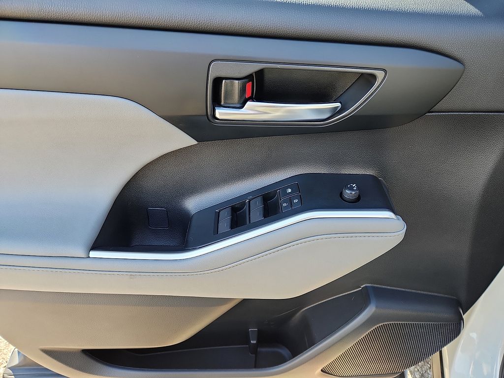 Thumbnail: 2021 Toyota Highlander - 14