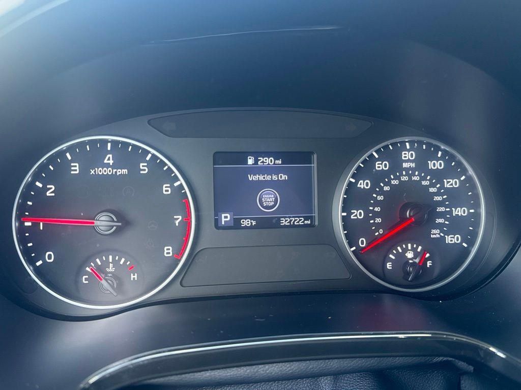 Used 2023 White Kia S image 17
