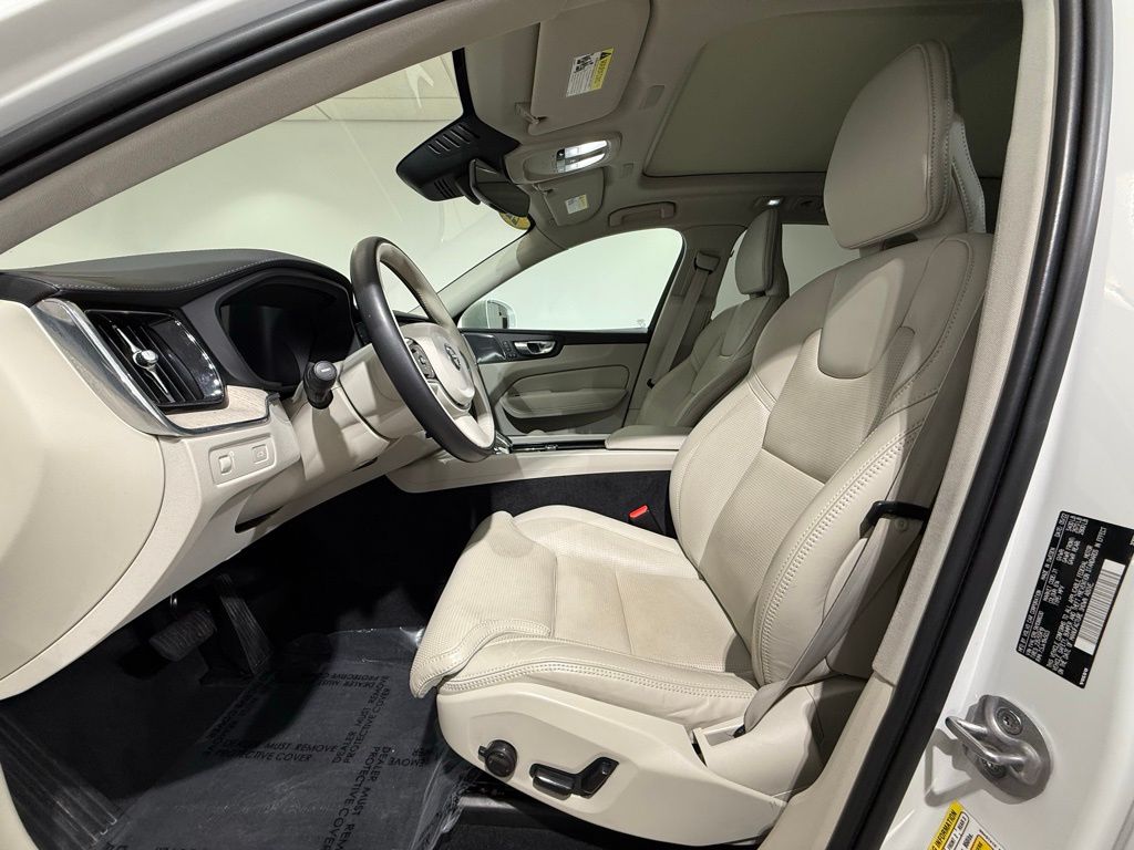 Thumbnail: 2022 Volvo XC60 - 13